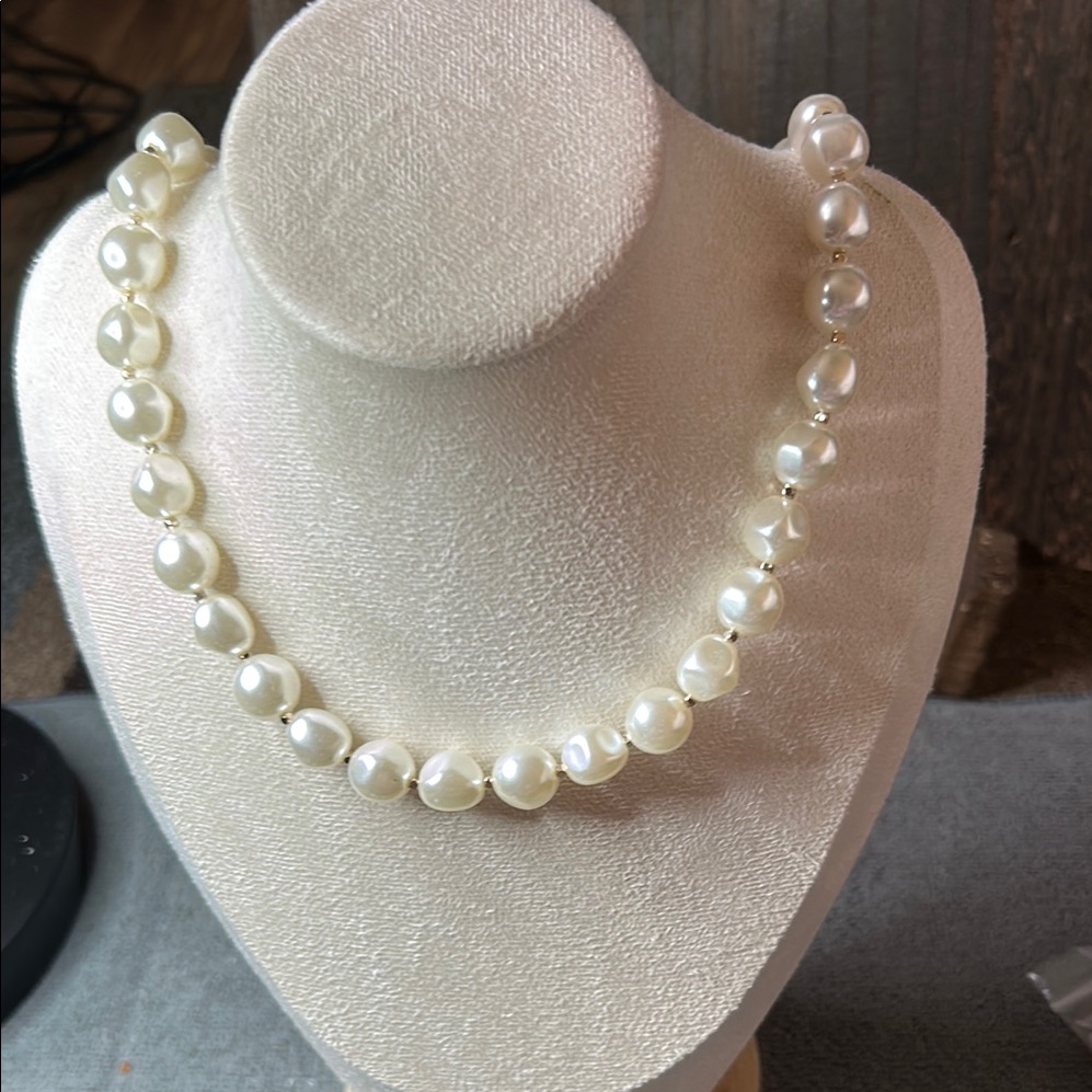 Loft Elegant Pearl Necklace 13$